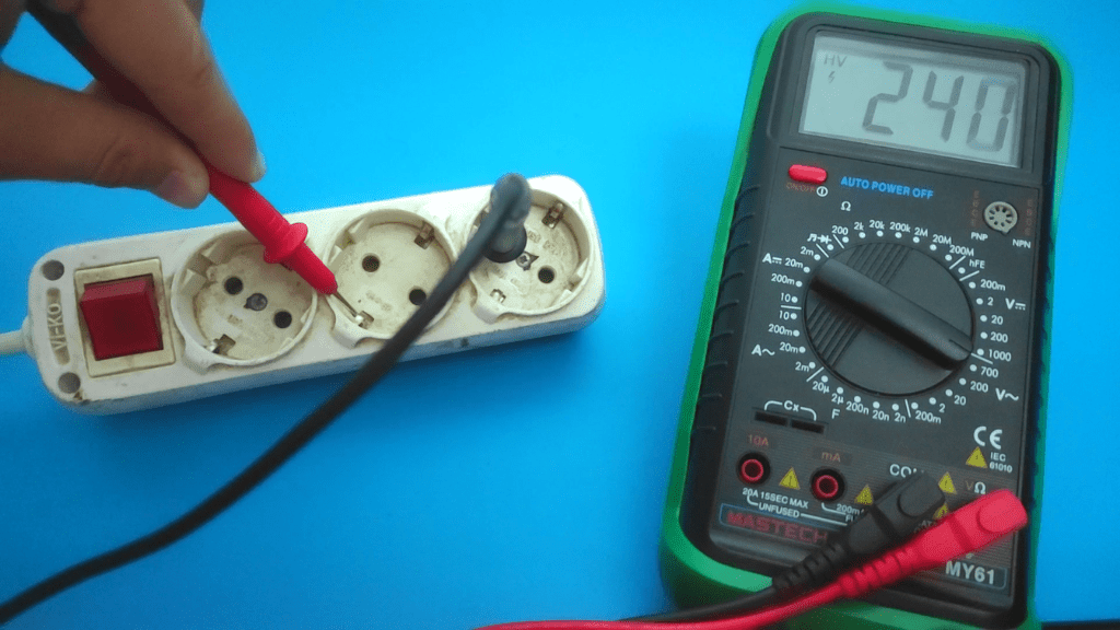 Measuring voltage between live and ground ports