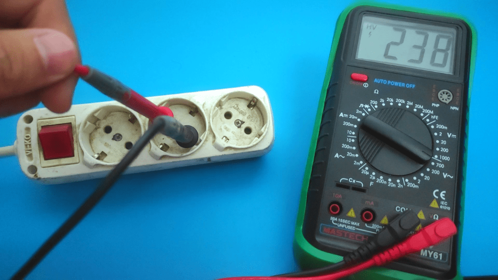 Measuring voltage between live and neutral ports