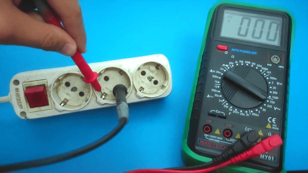 Measuring voltage between neutral and ground ports