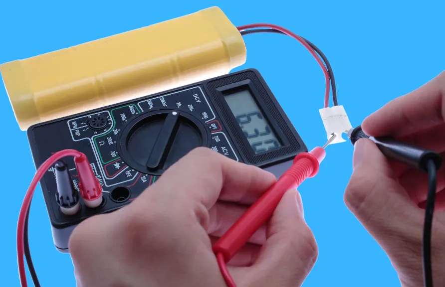 testing battery with multimeter